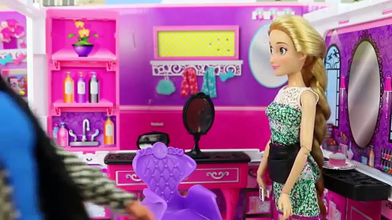 Elsa is Rescued by Anna from Mother Gothel Switching Places. DisneyToysFan