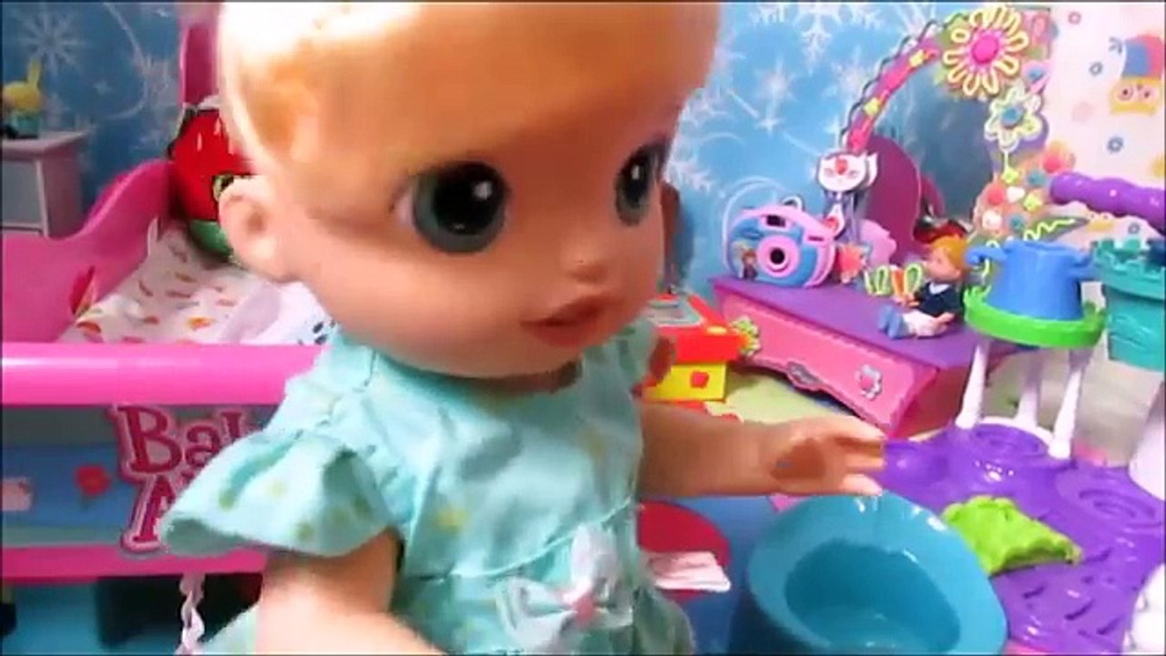 Dor de BARRIGA - Pisou no COCÔ - Baby Alive Amandinha com dor de barriga. Novelinha da Baby Alive.