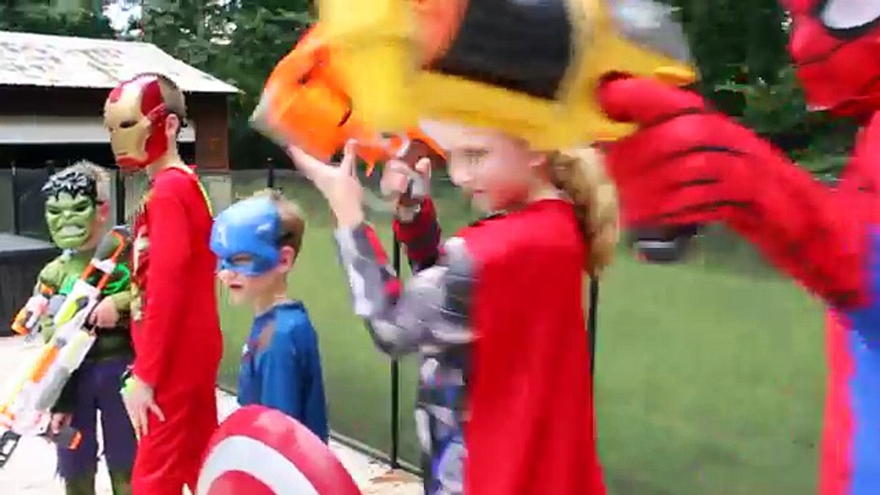 Un et un à un un à et homme chauve-souris derrière Je suis merveille sirène fête piscine scènes le le le le la aujourdhui guerre Nerf v dc vlog super