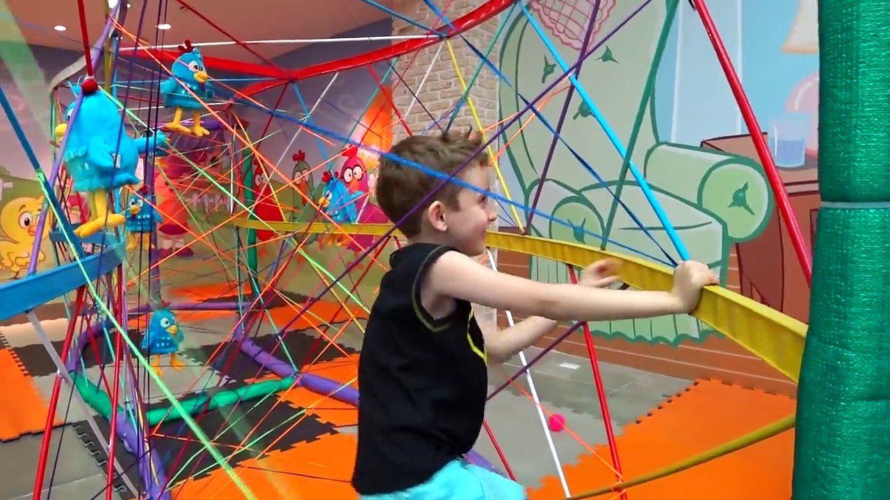 Crianças Brincando no Parquinho da Galinha Pintadinha com Piscina de Bolinhas Pula Pula Paulinho