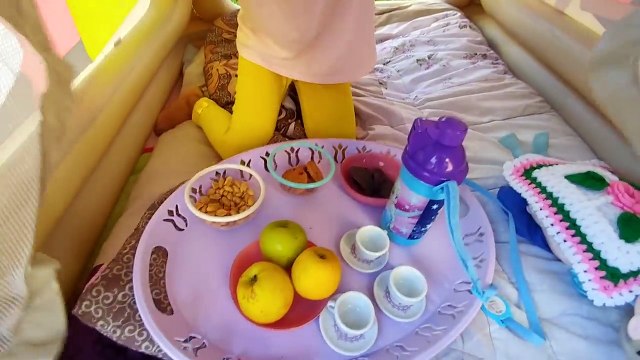 Oyun evini bahçeye taşıdık, Elif elsa ve maşa bahçede piknik yapıyor, eğlenceli çocuk videosu