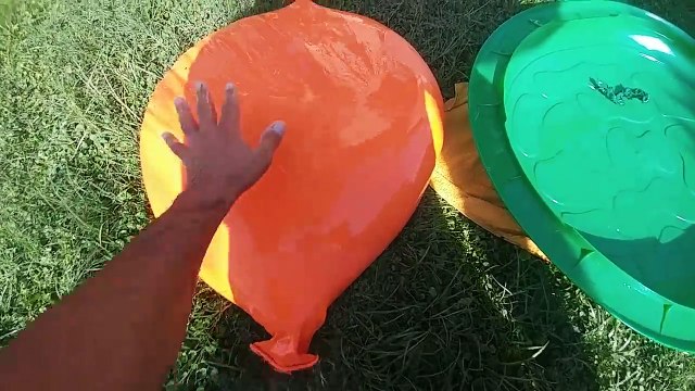 Dev balonları büyük havuzda su ile doldurduk çok eğlenceli oldu.Eğlenceli çocuk videosu