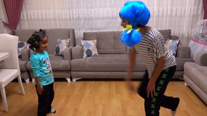 Benli ve Örgülü Mavi Haga Huga Dansı Öğreniyor