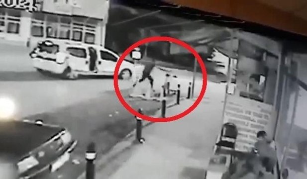 Korkunç cinayet anı kamerada: Çocuğuna sarıldığı sırada başından vuruldu