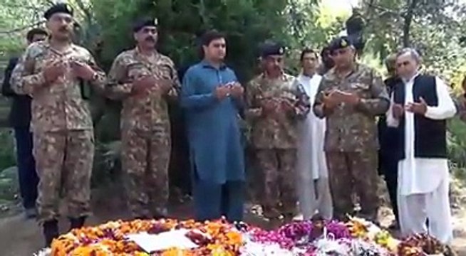 آرمی چیف جنرل قمر جاوید باجوہ کا لیفٹیننٹ ارسلان ستی شہید کے گھر اظہار تعزیت کے لیے دورہ شہید کے لواحقین سے دلی ہمدردی