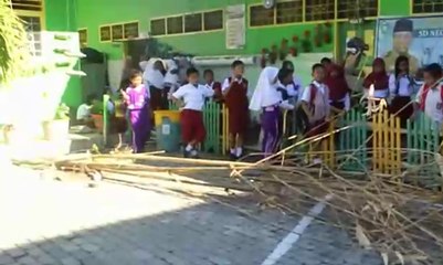 Sekolah Disegel, Siswa Terpaksa Belajar Dekat Toilet