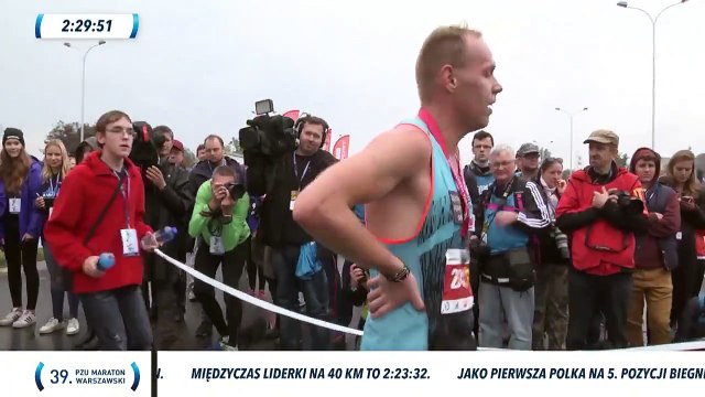 Une marathonienne tombe de fatigue juste avant l'arrivée