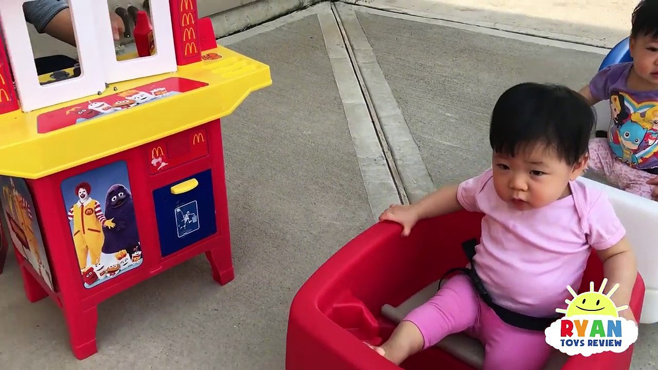 McDonald's Drive Thru Prank Bad kid and Bad Babies on Step2 Choo Choo Triple Wagon Ride On Car-iNZ1Jxr8wew