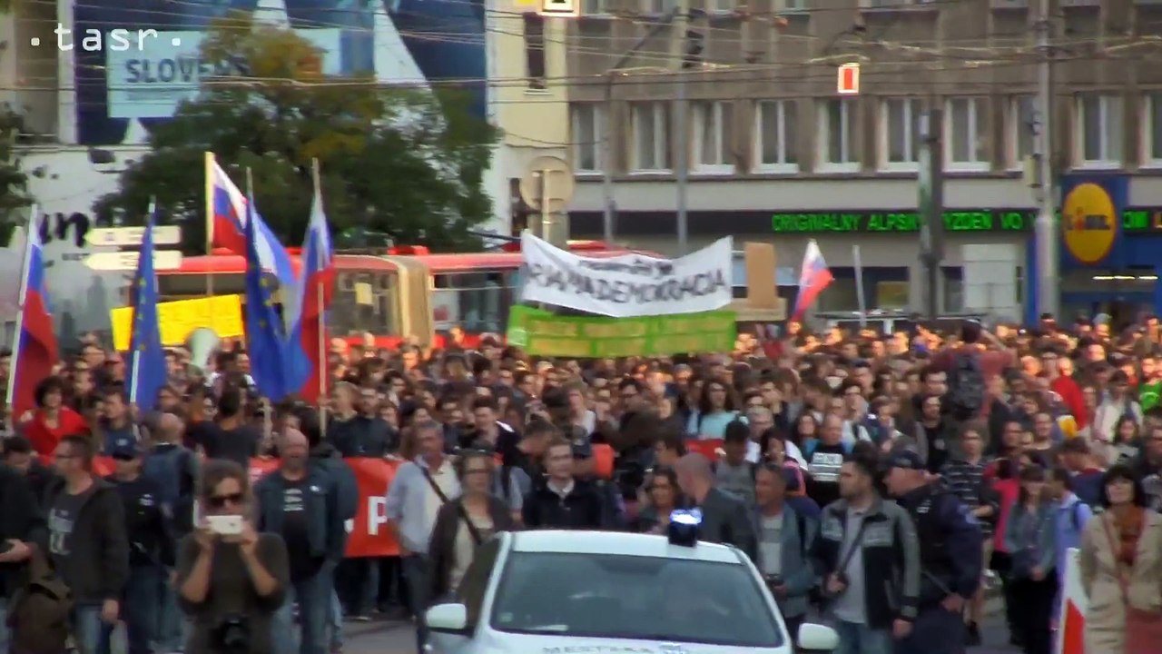 PROTEST: Na Námestie SNP v Bratislave prišli tisícky ľudí