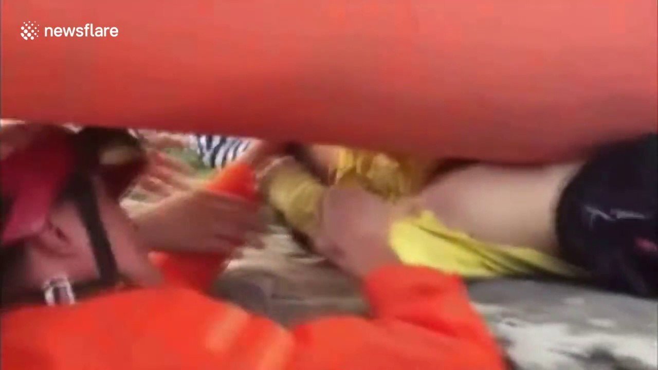 Coincé entre un poteau et le mur cet enfant est sauvé par des pompiers avec de l'huile !