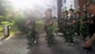 Défilé de soldates en chine : bouteilles d'eau sur la tête pour l'équilibre !
