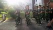 Défilé de soldates en chine : bouteilles d'eau sur la tête pour l'équilibre !