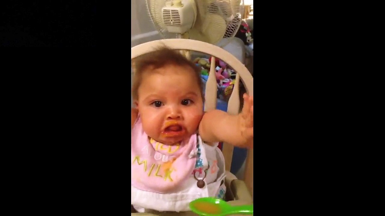 La tête de cette fillette quand elle mange de la compote de pêches !!