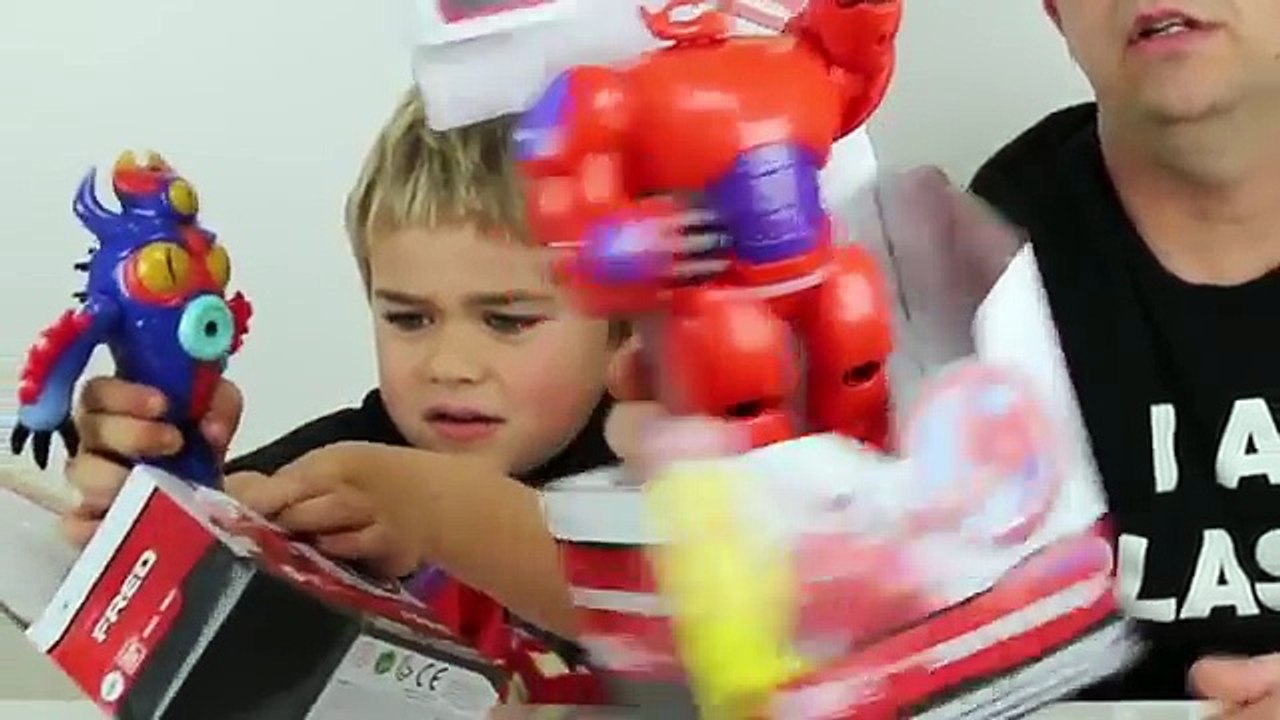 Disney Big Hero 6 - BAYMAX and Fred Toy Action Figure Review
