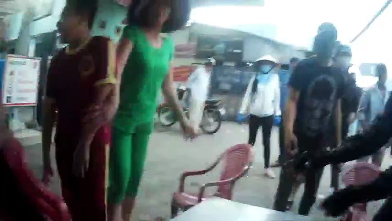 Tài xế GrabBike bị đánh 'hội đồng' trước bến xe An Sương