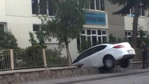 Direksiyon Hakimiyetini Kaybeden Otomobil Sürücüsü Okul Bahçesine Girdi
