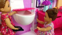 Куклы Барби Мультик для девочек Видео с куклами Барби и Кен нянчат малышек Игрушки для Девочек