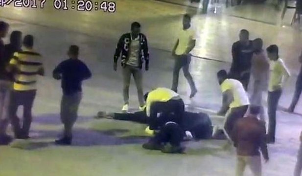 Kavga anı kamerada: 4 kişiyi öldüresiye dövdüler