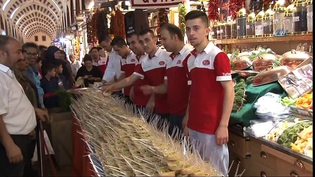 Tarihi Mısır Çarşısı’nda 10 Bin Kişilik Aşure İkramı