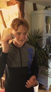 Kaset Gören Masum İngiliz, Kulağına Götürüp Dinlemeye Çalıştı; Sosyal Medya Yıkıldı