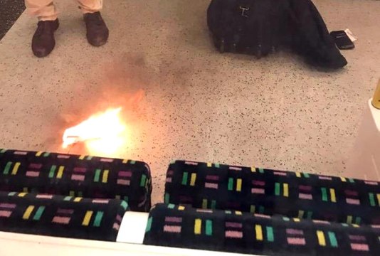 Londra Metrosundaki Yolcunun Şarj Aleti Alev Aldı! Yolcular Panikle Kaçışmaya Başladı