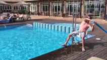 Délire de mecs à la piscine