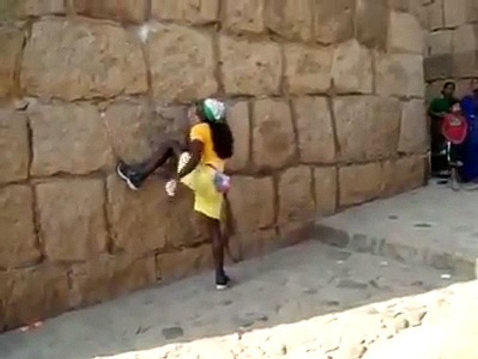 Le talent du mec à l'escalade! Il a dû en passer des heures devant Assassin's Creed?
