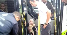 Belediye Otobüsü Şoföründen Örnek Davranış: Çarptığı Köpeğe Sahip Çıktı