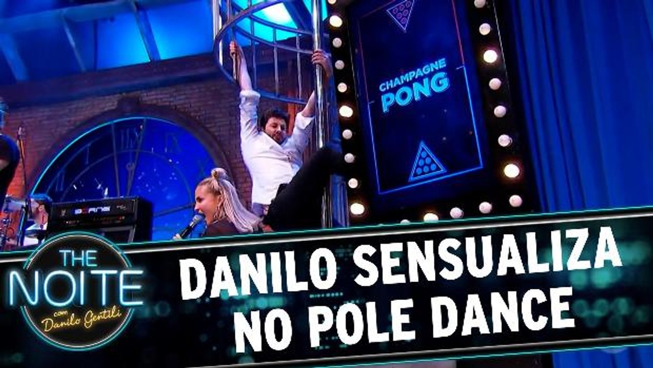 Danilo sensualiza no pole dance