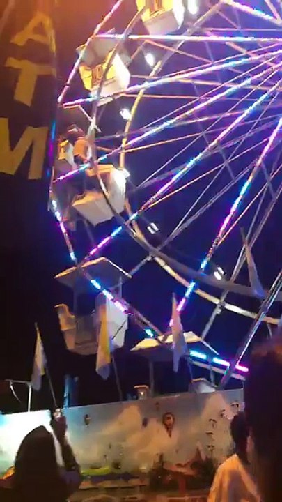 Il escalade une grande roue pour débloquer une nacelle