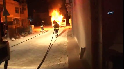 Alev Alev Yanan Aracını Çaresizce Seyretti