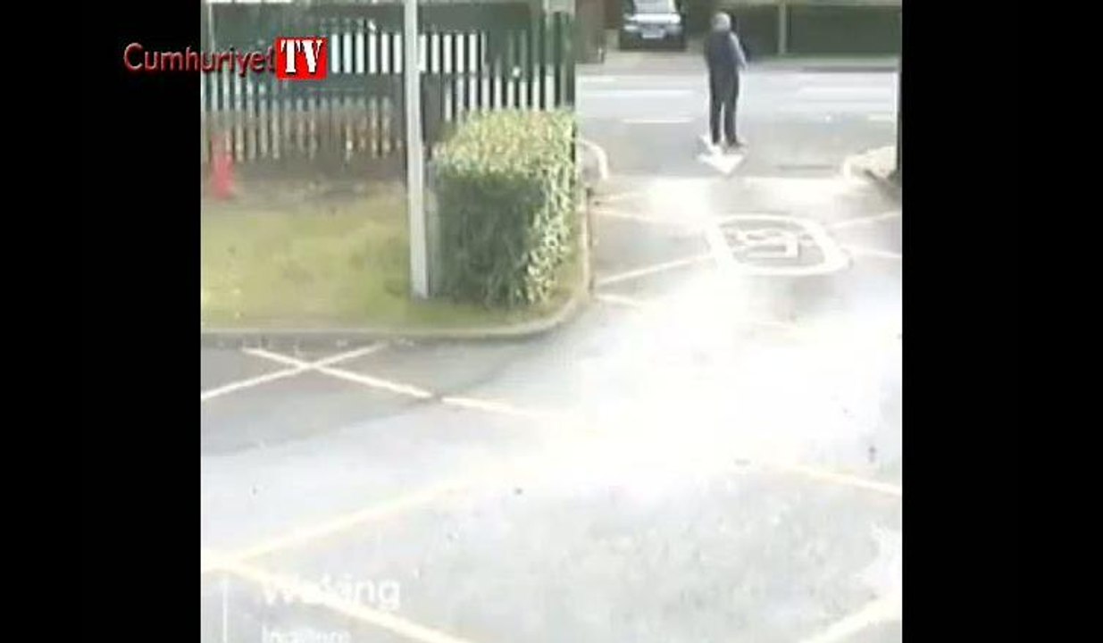 Okul girişinde duran öğretmenini aracıyla ezmeye çalıştı