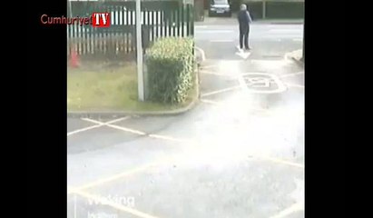 Okul girişinde duran öğretmenini aracıyla ezmeye çalıştı