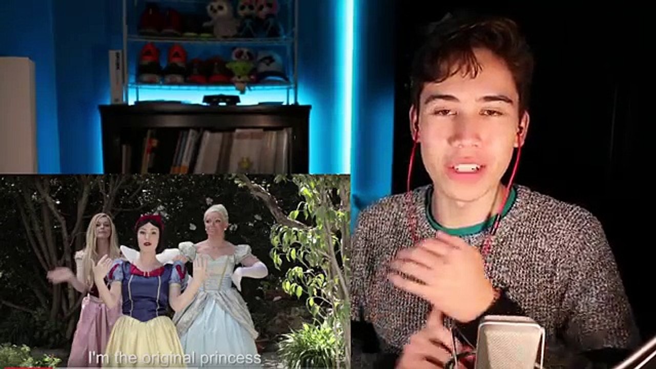 Whos The Finest of Them All!? SNOW WHITE vs ELSA: Princess Rap Battle REACTION!!!