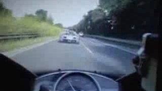 Bugatti veyron vs yamaha r1 racing down moterway