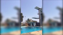 Il tente une figure et fait un énorme plat dans une piscine (Vidéo)
