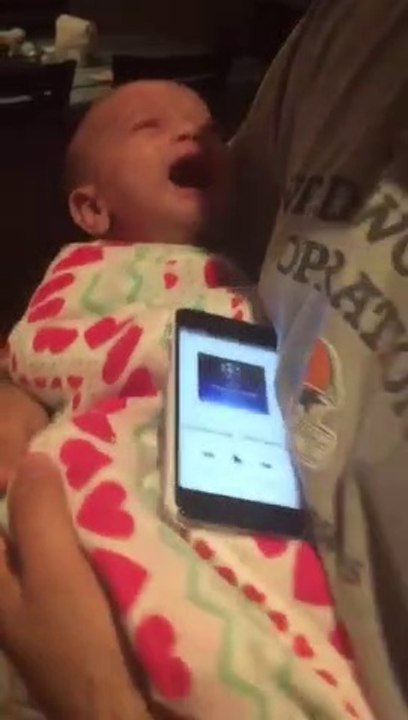 Ce papa stoppe les pleurs de son bébé grace à la chanson de la Ligue des Champions