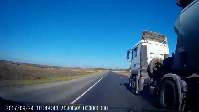Ce routier refuse de se laisser doubler et ça termine très mal