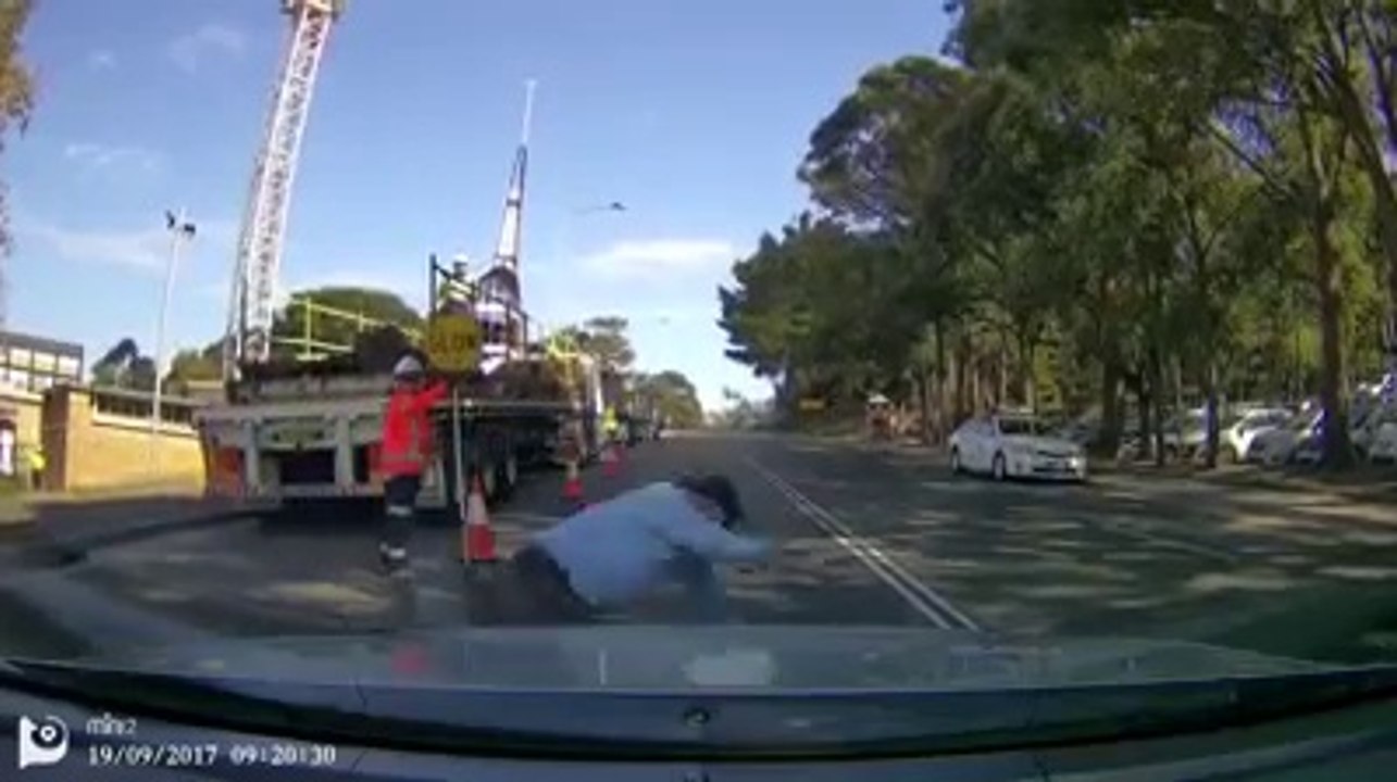 Frayeur pour ce vieil homme qui traverse la route !