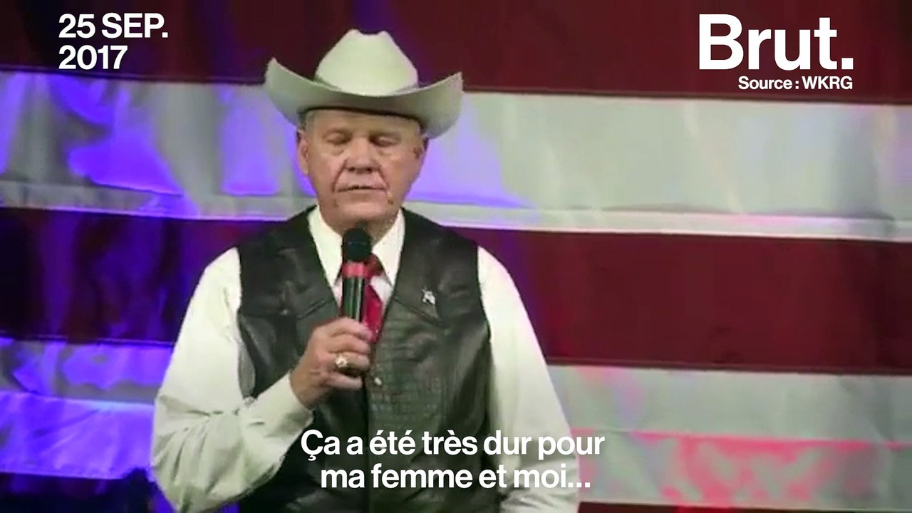 Aux Etats-Unis, Roy Moore sort une arme à feu e...