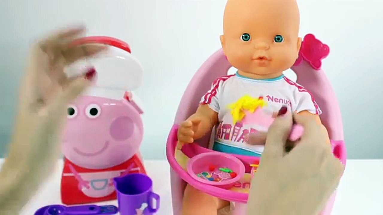 Bébé cuisine poupée en train de manger aliments cuisine jouer Nenuco doh
