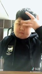 Un jeune danse comme si il a eu une crise d'épilepsie !