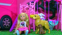 Skipper y Chelsea en la Casa club de muñecas y en el parque - juguetes Barbie en español toys
