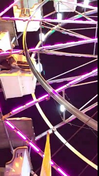 La chute spectaculaire d'un homme escaladant une grande roue pour sauver deux enfants coincés