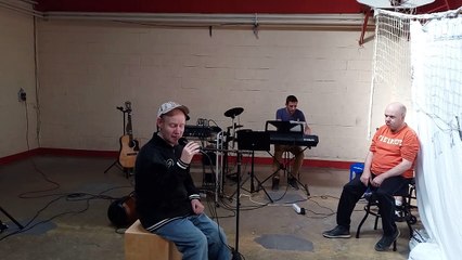 Un résident du Château Vert chante