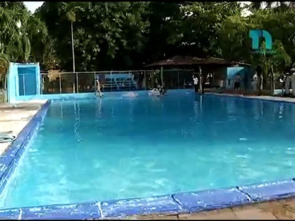 Niña muere ahogada en una piscina supuestamente después de ser devuelta de la puerta de su escuela