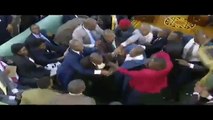 Ouganda: bagarre générale au Parlement au sujet de la limite d'âge du président