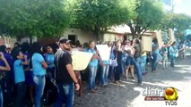 Prefeito retira gratificação de professores no Sertão; aulas foram suspensas e houve protesto na cidade