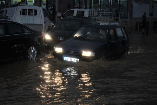 Sürücüler Göle Dönen Yollarda Mahsur Kaldı