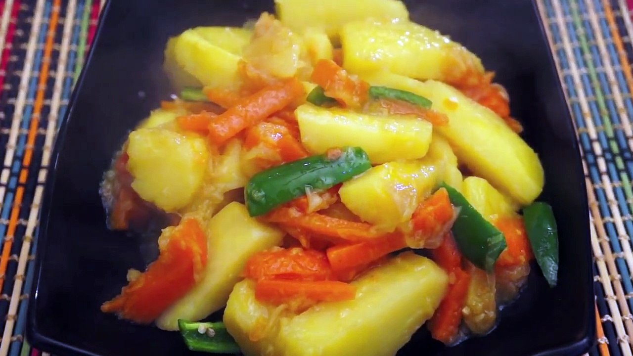 Ethiopian Food - Potato & Carrot Alicha Recipe Mild Vegan stew Amharic English Injera